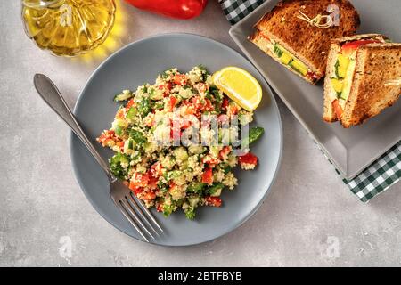 Leckeres veganes Mittag- oder Abendessen mit gesundem Couscous-Salat und Sandwiches Stockfoto