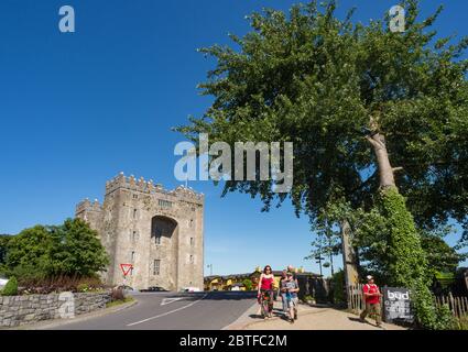 bunratty Castle, Irland - 18. Juli 2016: Touristen wandern auf dem Gelände von Bunratty Castle in der Grafschaft Clare, Irland Stockfoto