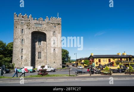 bunratty Castle, Irland - 18. Juli 2016: Touristen wandern auf dem Gelände von Bunratty Castle in der Grafschaft Clare, Irland Stockfoto