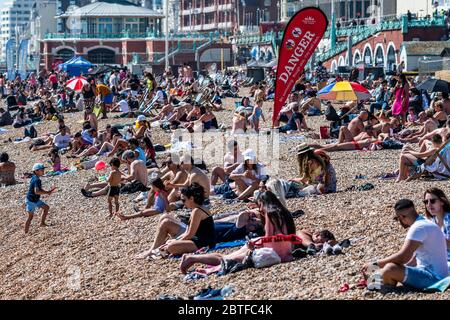 Brighton, Großbritannien. Mai 2020. Es ist sonnig und die Menschen kommen an den Strand und die Küste von Brighton, während der Feiertage Montag. Es ist zwar viel los, aber es gibt immer noch viel Raum für soziale Distanz. Die Lockdown-Funktion für den Ausbruch des Coronavirus (Covid 19) wird fortgesetzt. Kredit: Guy Bell/Alamy Live News Stockfoto