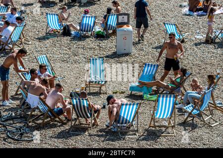 Brighton, Großbritannien. Mai 2020. Es ist sonnig und die Menschen kommen an den Strand und die Küste von Brighton, während der Feiertage Montag. Es ist zwar viel los, aber es gibt immer noch viel Raum für soziale Distanz. Die Lockdown-Funktion für den Ausbruch des Coronavirus (Covid 19) wird fortgesetzt. Kredit: Guy Bell/Alamy Live News Stockfoto