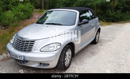 Bordeaux , Aquitaine / Frankreich - 05 05 2020 : Chrysler PT Cruiser Cabriolet Vintage Retro Auto Stockfoto