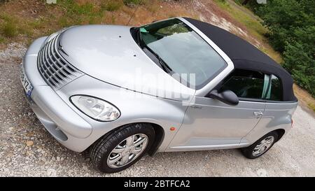 Bordeaux , Aquitaine / Frankreich - 05 05 2020 : chrysler PT Cruiser Cabrio Retro Auto in der Straße geparkt Stockfoto