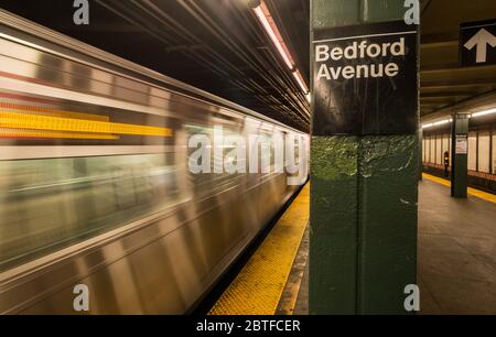 New York City - 17. Mai 2016: U-Bahn L-Zug durch leere Bedford Avenue U-Bahn-Station in New York City Stockfoto