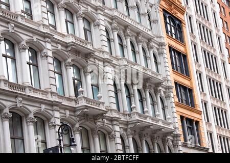 Blick auf eine Reihe klassischer New York City-Apartmenthäuser in SoHo Manhattan Stockfoto