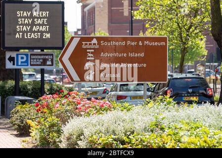 Bleiben Sie wachsam Matrix-Schild am 2020. Mai Feiertag Montag in Southend on Sea, Essex, Großbritannien, während der COVID-19 Coronavirus Sperrung. Richtung Meer Stockfoto