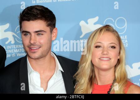 VENEDIG, ITALIEN - 31. AUGUST: Zac Efron und Maika Monroe besuchen die Premiere von 'At Any Price' beim 69. Filmfestival von Venedig am 31. August 2012 Stockfoto