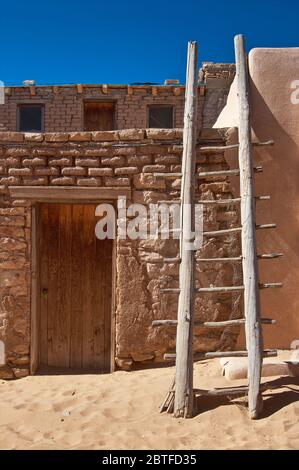 Holzleiter auf einer Wohnung in Acoma Pueblo (Sky City), Indianer Pueblo auf einem mesa in Acoma Indian Reservation, New Mexico, USA Stockfoto