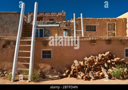 Holzleiter auf einer Wohnung in Acoma Pueblo (Sky City), Indianer Pueblo auf einem mesa in Acoma Indian Reservation, New Mexico, USA Stockfoto