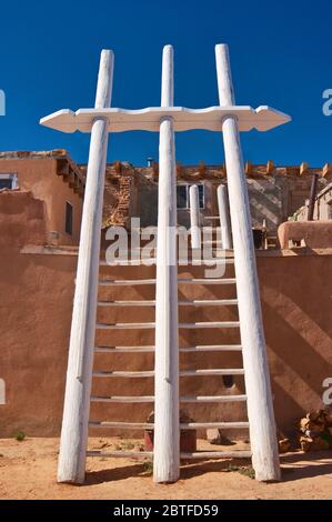 Eine traditionelle Holzleiter bei der Wohnung in Acoma Pueblo (Sky City), Indianer Pueblo auf mesa in Acoma Indian Reservation, New Mexico, USA Stockfoto