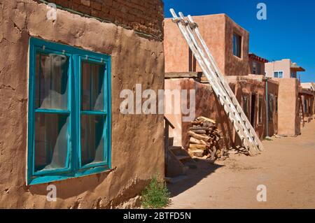 Adobe Häuser in Acoma Pueblo (Sky City), Indianer Pueblo auf einem mesa in Acoma Indian Reservation, New Mexico, USA Stockfoto