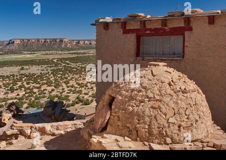 Horno, adobe-gebaut Outdoor-Ofen in Acoma Pueblo (Sky City), Indianer Pueblo auf einer mesa in Acoma Indian Reservation, New Mexico, USA Stockfoto