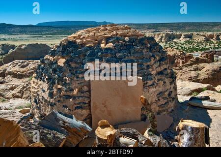 Horno, adobe-gebaut Outdoor-Ofen in Acoma Pueblo (Sky City), Indianer Pueblo auf einer mesa in Acoma Indian Reservation, New Mexico, USA Stockfoto