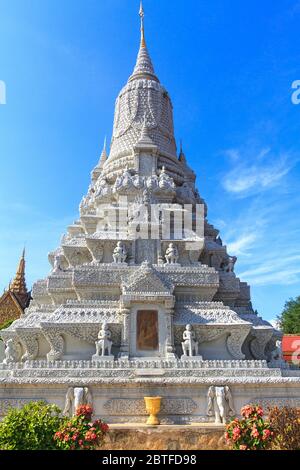 Stupa bei der Silberpagode in Phnom Phen, Kambodscha, gebaut, um die Asche von König Norodom Suramarit zu beherbergen. Es wird allgemein als Wat Preah Keo bezeichnet Stockfoto