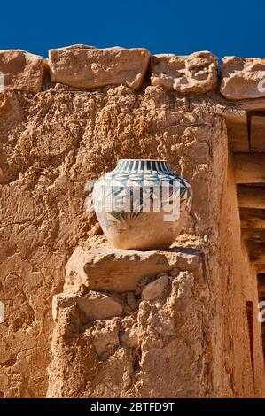 Töpferei-Ausstellung in Acoma Pueblo (Sky City), Indianer Pueblo auf einem mesa in Acoma Indianer Reservat, New Mexico, USA Stockfoto