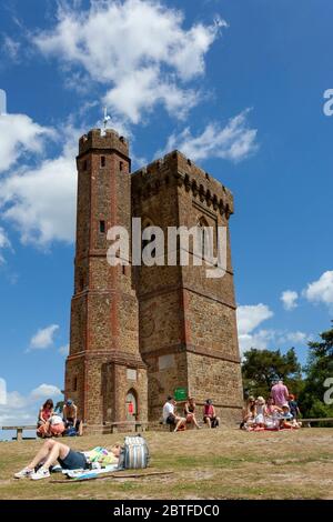 Familien, die die Sonne und die Landschaft am Leith Hill, Surrey, Großbritannien genießen Stockfoto