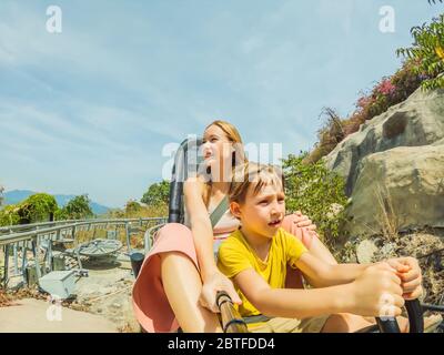 Mutter und Sohn auf der Alpenkachterbahn Stockfoto