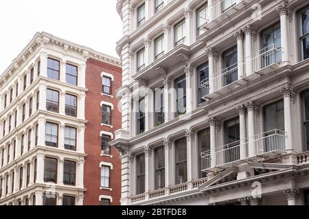 Blick auf eine Reihe klassischer New York City-Apartmenthäuser in SoHo Manhattan Stockfoto