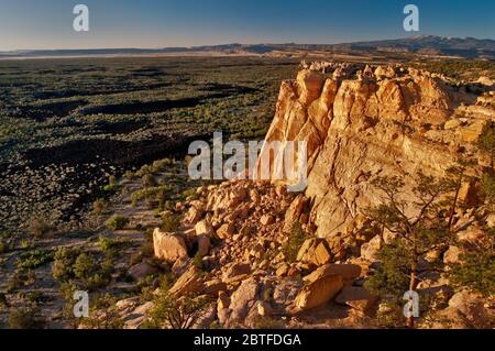 Sandstone Bluffs über Lavafeld, Sonnenuntergang, El Malpais National Monument, New Mexico, USA Stockfoto