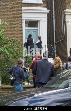 Presse und Polizei im dominic cummings Haus in Islington Stockfoto