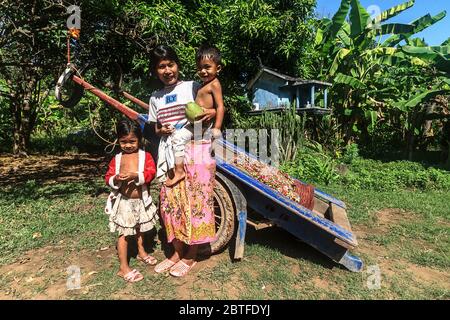 Junge Mutter und ihre beiden Kinder auf Koh Trong Island über den Mekong von Kratie, Kambodscha. Stockfoto