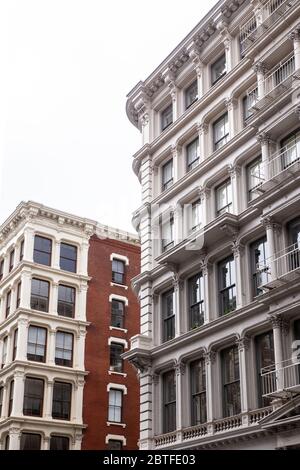 Blick auf eine Reihe klassischer New York City-Apartmenthäuser in SoHo Manhattan Stockfoto