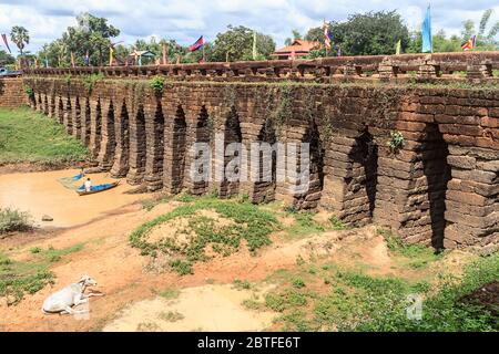 Brücke aus dem zwölften Jahrhundert, die als die alte Brücke oder Spean Praptos bekannt ist, ist die längste Brücke aus der Angkor-Ära. Es ist 280 Meter lang und 45 Meter hoch, Stockfoto