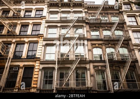 Blick auf eine Reihe klassischer New York City-Apartmenthäuser in SoHo Manhattan Stockfoto