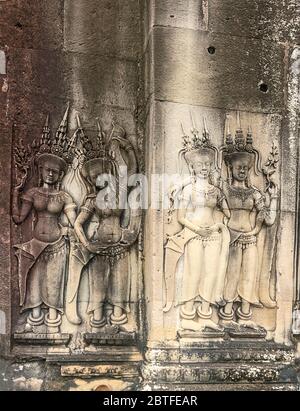 Frieze von apsaras, weibliche Geister der Wolken und Wasser, die tanzen, um die Götter zu erfreuen. Dies ist am Osteingang von Angkor Wat, dem größten Hindu Stockfoto