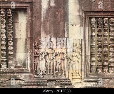 Frieze von apsaras, weibliche Geister der Wolken und Wasser, die tanzen, um die Götter zu erfreuen. Dies ist am Osteingang von Angkor Wat, dem größten Hindu Stockfoto