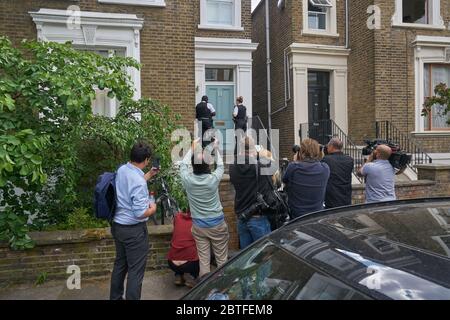 Presse und Polizei im dominic cummings Haus in Islington Stockfoto