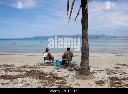 Palma De Mallorca, Spanien. Mai 2020. Die Menschen sonnen sich am Strand von Arenal. Nach mehr als zwei Monaten Zwangsschließungen aufgrund der Pandemie von Corona haben die Ferieninsel und viele andere Regionen Spaniens am Montag ihre Strände wieder eröffnet. Kredit: Clara Margais/dpa/Alamy Live News Stockfoto