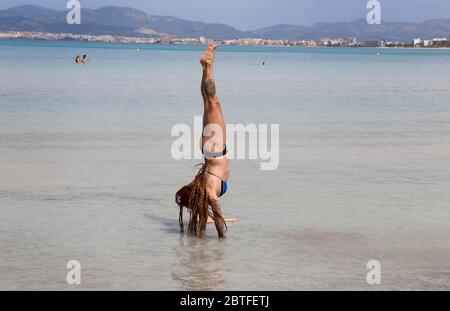 Palma De Mallorca, Spanien. Mai 2020. Gisele Züge am Strand von Arenal. Nach mehr als zwei Monaten Zwangsschließungen aufgrund der Pandemie von Corona haben die Ferieninsel und viele andere Regionen Spaniens am Montag ihre Strände wieder eröffnet. Kredit: Clara Margais/dpa/Alamy Live News Stockfoto