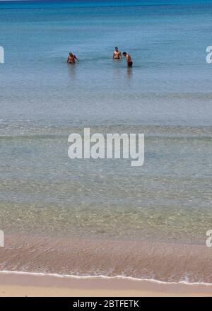 Palma De Mallorca, Spanien. Mai 2020. Die Leute schwimmen am Arenal Strand. Nach mehr als zwei Monaten Zwangsschließungen aufgrund der Pandemie von Corona haben die Ferieninsel und viele andere Regionen Spaniens am Montag ihre Strände wieder eröffnet. Kredit: Clara Margais/dpa/Alamy Live News Stockfoto