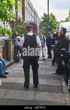 Presse und Polizei im dominic cummings Haus in Islington Stockfoto