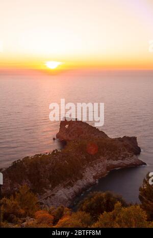 Sonnenuntergang über dem Meer in 'Sa Foradada', einer Halbinsel der Sierra de Tramuntana auf Mallorca. Naturkonzept Stockfoto