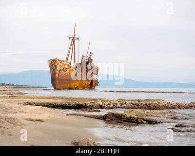 Altes rostiges Schiffswrack Agios Dimitrios am Strand in Githeio, Peloponnes, Griechenland Stockfoto