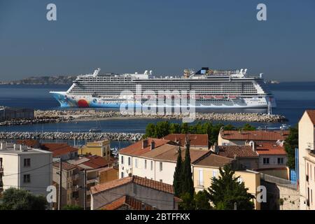 Marseille, Frankreich. Mai 2020. Ein Überblick über das norwegische Breakaway-Kreuzfahrtschiff in Marseille.die Norwegian Breakaway und Norwegian Getaway, zwei Zwillingsschiffe der amerikanischen NCL, kamen ohne Passagiere an Bord im Hafen von Marseille an und die Crew reduzierte sich aufgrund der Covid-19-Krise auf ein Minimum. Quelle: SOPA Images Limited/Alamy Live News Stockfoto