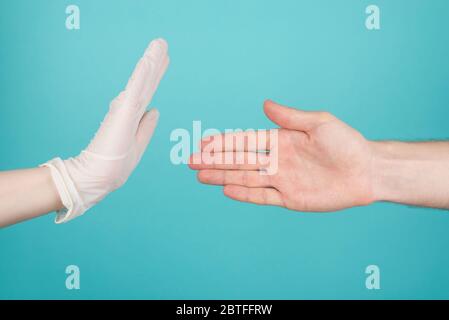 Keine Handshake zum Zeitpunkt des Coronavirus Quarantänekonzepts. Zugeschnittene Nahaufnahme von Frau, die kein Handshake-Angebot als auf tur isolierter Gruß annimmt Stockfoto