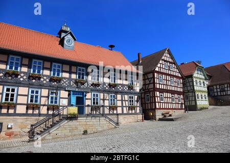 Zweitkleinste Stadt Deutschlands, Ummerstadt im Stadtteil Hildburghausen, Marktplatz mit dem historischen Rathaus, erbaut 1558, Fachwerkhaus Stockfoto