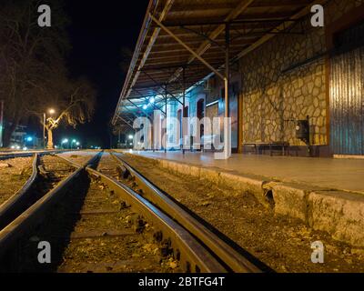 Alte traditionelle Bahnhof in der Nacht von Kalavrita Dorf in Peloponnes, Griechenland Stockfoto