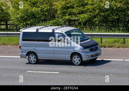 1999 Silber Mazda Bongo Wohnmobil-Personenwagen; Fahrzeuge Verkehr bewegende Fahrzeuge, Touring Caravans und Wohnmobile, Wohnmobil, Wohnmobil Freizeitfahrzeug Autos Fahren Fahrzeug auf UK Straßen, Motoren, Fahren auf der Autobahn M61 in Manchester, Großbritannien Stockfoto