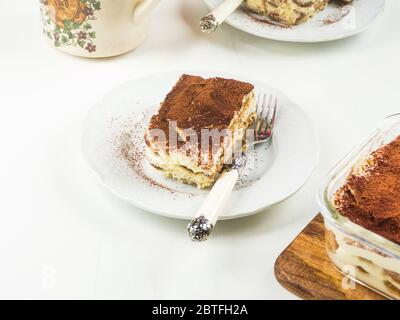 Kaffee Tiramisu Dessert auf Tellern serviert Stockfoto