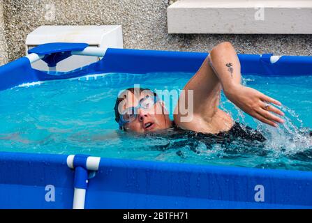 Frau im Planschbecken in Covid-19 Pandemiesperre Spendenbeschaffung für den Zoo Edinburgh, North Berwick, East Lothian, Schottland, Großbritannien Stockfoto