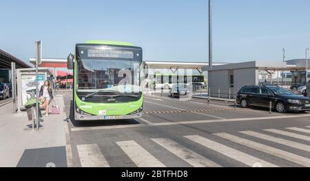 Lissabon, Portugal - 11. Mai 2018: Shuttle vor Terminal 2 des internationalen Flughafens Lissabon geparkt und wartet an einem Frühlingstag auf Passagiere Stockfoto