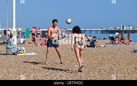 Brighton UK 25. Mai 2020 - Besucher genießen den späten Nachmittag Sonnenschein am Strand und am Meer von Brighton, während das Feiertagswochenende heute an der Südküste während der Coronavirus COVID-19 Pandemie-Krise zu Ende geht. Quelle: Simon Dack / Alamy Live News Stockfoto