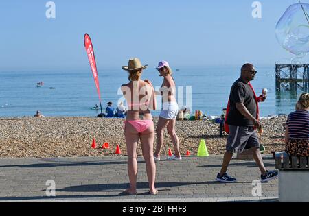 Brighton UK 25. Mai 2020 - Besucher genießen den späten Nachmittag Sonnenschein am Strand und am Meer von Brighton, während das Feiertagswochenende heute an der Südküste während der Coronavirus COVID-19 Pandemie-Krise zu Ende geht. Quelle: Simon Dack / Alamy Live News Stockfoto