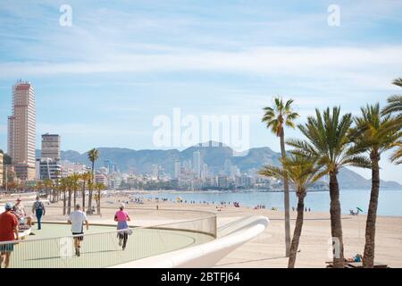 Benidorm, Spanien - 25. Februar 2020: Die Menschen genießen sonnigen Tag im beliebten spanischen Ferienort Benidorm, Alicante, Spanien Stockfoto