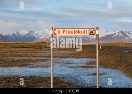 Wegweiser zum Fláajökull Gletscher, einem Lappen, der von der Vatnajökull-Eiskappe im Vatnajokull-Nationalpark entlang der Südküste Islands herabkommt Stockfoto