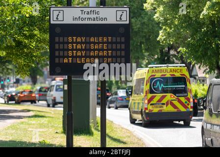 Bleiben Sie wachsam Matrix-Zeichen am 2020. Mai Feiertag Montag in Southend on Sea, Essex UK, während der COVID-19 Pandemie Lockdown. A127 zum Meer Stockfoto